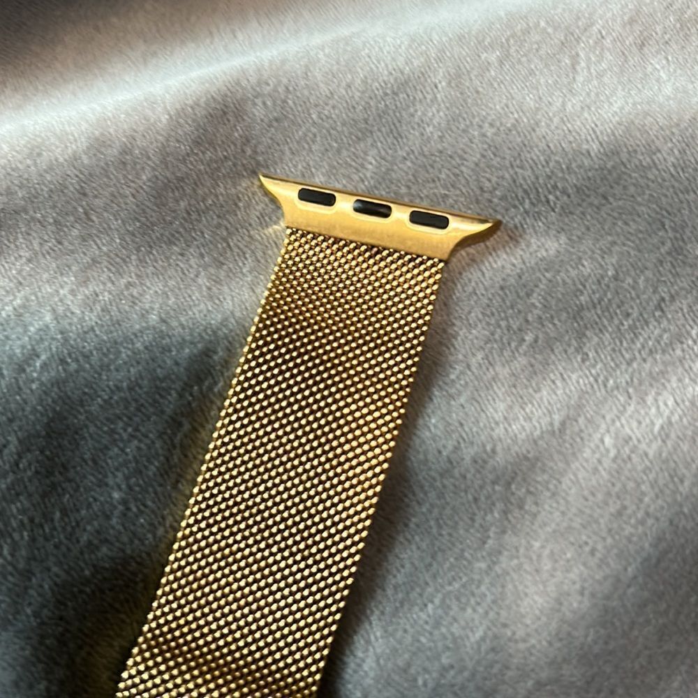 Gold Metal Magnetic Apple Watchband - Picture 2 of 5
